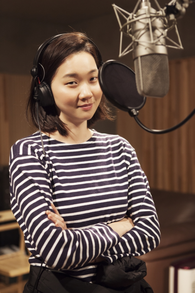 장윤주(모델/가수)
12월 본격 크리스마스 시즌을 앞두고 벌써부터 사방에서 들려오는 캐롤송들, 과연 이 노래들은 진짜 캐롤일까. 언젠가부터 ‘크리스마스 시즌송’처럼 변질된 캐롤에 대한 근본적인 물음을 중심으로, 뮤지션, 공연연출가, 마케터, 프로듀서 등 다양한 관련 직종 전문가 50여명이 ‘리얼캐롤프로젝트(이하 RCP)’란 이름 하에 뭉쳤다.