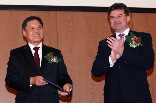 Oh Myung-hwan (left), chief executive of Dongil Rubber Belt, is awarded a certificate marking his appointment as honorary consul by Slovak Deputy Prime Minister and Minister of Foreign and European Affairs Miroslav Lajcak in Busan on Tuesday.   Yonhap news