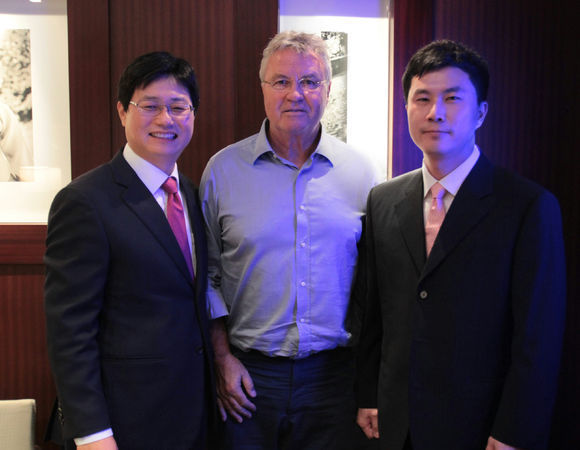 거스히딩크(GuusHiddink/축구감독/전축구선수)
2002 한일 월드컵에서 한국의 4강 신화를 이끈 네덜란드 출신 거스 히딩크 감독이 한국 축구대표팀 주치의에게 무릎 수술을 받는다.