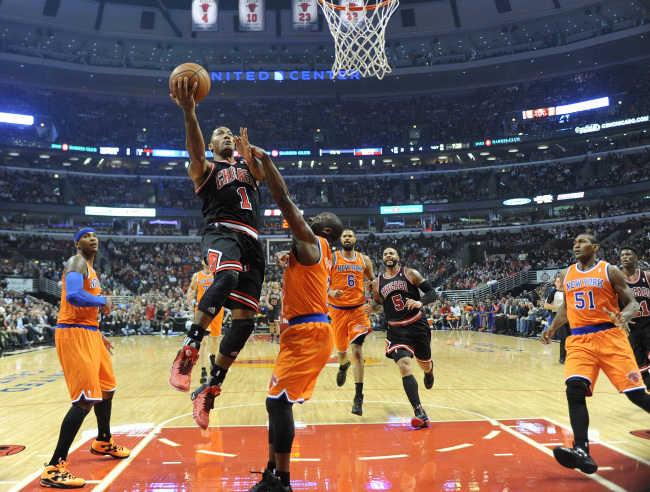 Chicago Bulls' Derrick Rose (1) shoots over New York Knicks' Raymond Felton (2) during the first quarter at the United Center in Chicago on October 31. (UPI-Yonhap News)