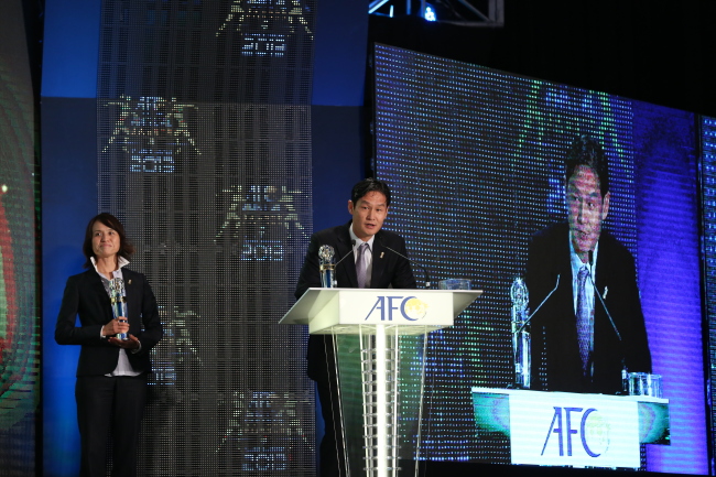 최용수(축구감독/전축구선수/FC서울)
최용수(40) 프로축구 FC서울 감독이 아시아축구연맹(AFC) 올해의 감독상의 영예를 안았다.