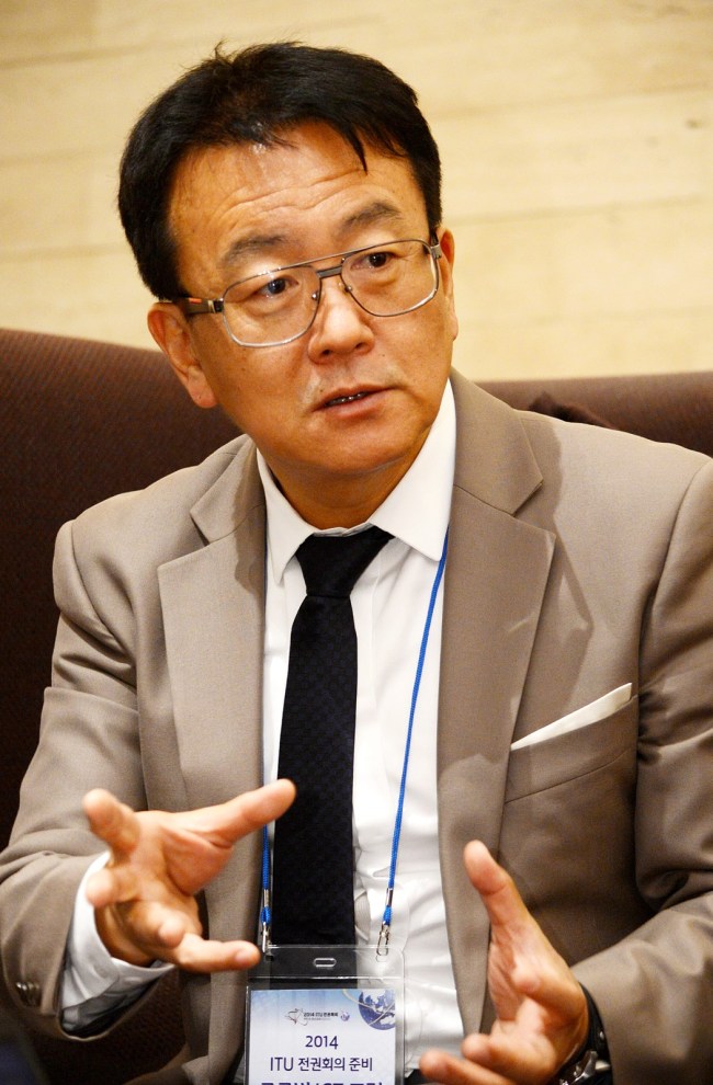 Lee Chae-sub, a candidate for the director of the ITU Telecommunication Standardization Sector, speaks during an interview with The Korea Herald. ICT Ministry