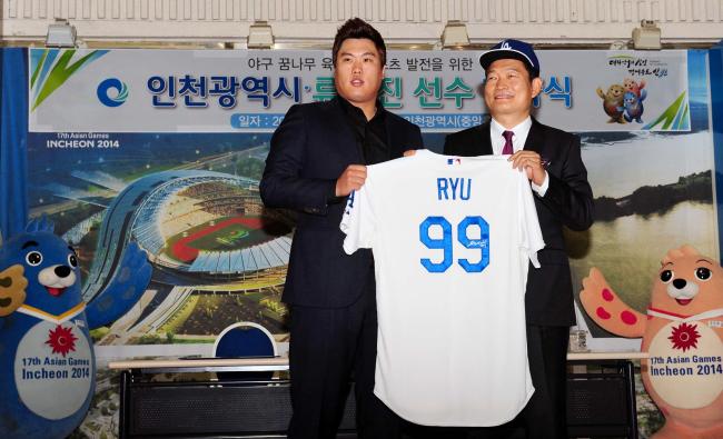 류현진(야구선수/LA다저스투수)
오뚜기가 만드는 ‘진라면’이 올해로 출시 25주년을 맞았다. 최근엔 미국 프로야구 메이저리그에서 훨훨 날고 있는 류현진을 광고모델로 기용해 큰 관심을 모으고 있다.