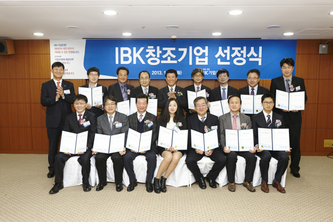 조준희 IBK기업은행장이 지난 26일 서울 을지로 본점에서 ‘IBK창조기업 선정식’을 열고 1차로 선정된 41개사에게 선정서를 수여하고 있다. [사진제공=IBK기업은행]