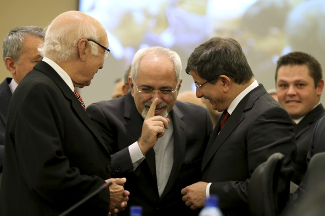 Pakistani Foreign Minister Sartaj Aziz (left), Mohammad Javad Zarif (center), Iran’s foreign minister, and Ahmet Davutoglu, Turkey’s foreign minister, talk during the 21st meeting of the ECO council of ministers in Tehran on Tuesday.   AP-Yonhap News