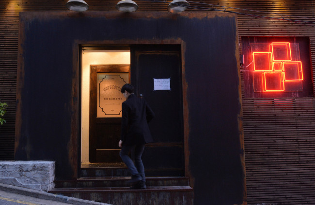 With no written signage, patrons have to find and figure out how
to enter the deliberately incognito Hopscotch. Hint: Pull back on the heavy metal door.
Lee Sang-sub/The Korea Herald