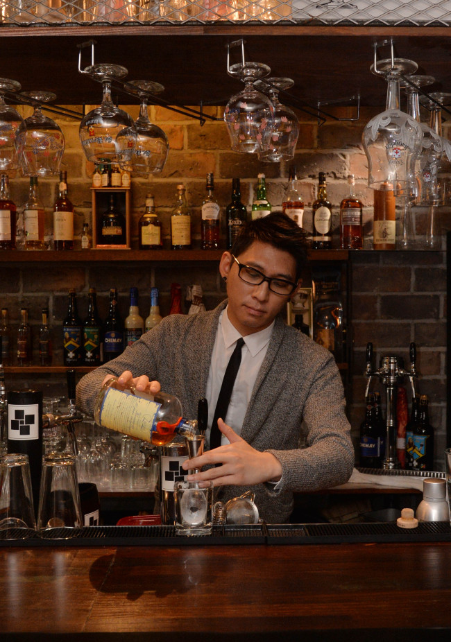 Hopscotch mixologist Ahn Tae-sun pours Zuidam 10-year jenever.   Lee Sang-sub/The Korea Herald