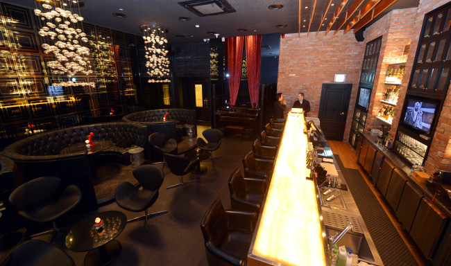 From its hard-to-find perch in Cheongdam-dong, B28 channels a subterranean, neo-1950s to 60s vibe with its selection of Cuban cigars, single malt whiskies and classic cocktails.   Kim Myung-sub/The Korea Herald