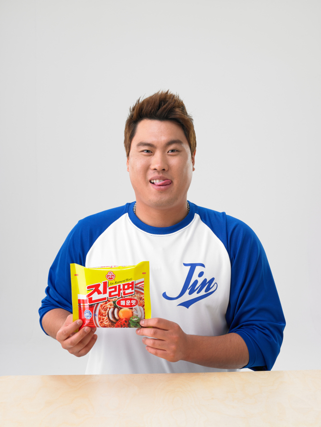 류현진(야구선수/LA다저스투수)
오뚜기가 만드는 ‘진라면’이 올해로 출시 25주년을 맞았다. 최근엔 미국 프로야구 메이저리그에서 훨훨 날고 있는 류현진을 광고모델로 기용해 큰 관심을 모으고 있다.