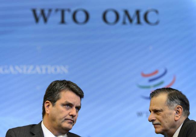 World Trade Organization Director-General Roberto Azevedo of Brazil (left) looks on next to the chairperson of the general meeting, Ambassador Shahid Bashir (right), in Geneva on Tuesday, after a crunch general council meeting to decide whether they could put a deal on the table at a summit next month.   AFP-Yonhap News