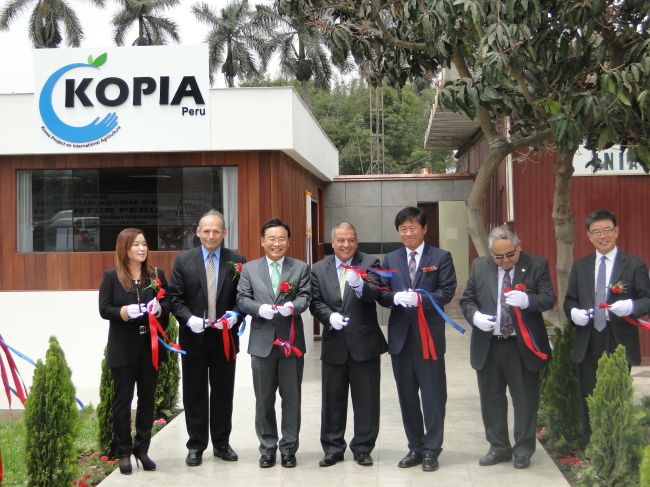 Rural Development Administration Deputy Administrator Ra Seung-yong (third from right), Peruvian Minister of Agriculture and Irrigation Milton Von Hesse (fourth from right) and other officials cut the tape to open a research center of the Korea Project on International Agriculture in Lima, Peru, Tuesday.   RDA