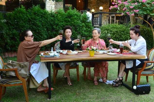 김용림(좌부터/탤런트),김수미(김영옥/탤런트/영화배우),김영옥(탤런트/영화배우),이효춘(탤런트/영화배우)
방송에서 여행을 소재로 한 예능이 꾸준히 인기를 끌고 있다. 하지만 여행을 예능화한 프로그램들이 계속 방송되면서 지루해진 프로그램도 있고, 아직 신선도를 유지하는 프로그램도 있다.