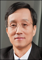 박종석(기업인/LG전자MC사업본부본부장/부사장)
LG전자가 3분기 휴대전화 부문 영업이익이 적자 전환됐음에도 MC(모바일커뮤니케이션) 사업본부에서 지난해보다 2배 많은 임원 승진자가 나왔다.
