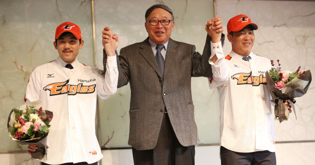 이용규(좌부터/야구선수/한화이글스),김응용(야구감독/전스포츠인/한화이글스),정근우(야구선수/한화이글스)
Eagles outfielder Lee Yong-kyu (left) and second baseman Jeong Keun-woo pose with manager Kim Euong-yong during a press conference in Seoul on Wednesday.   Yonhap News