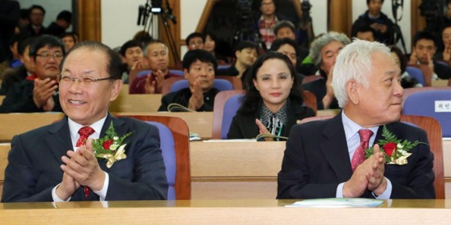 황우여(좌부터/국회의원/새누리당대표최고위원),김한길(국회의원/민주당당대표)
황우여 새누리당 대표(왼쪽)와 김한길 민주당 대표가 27일 국회에서 박기춘 의원실 주최로 열린 안정적인 소방재정 확충을 위한 입법 공청회에서 만나 다른곳을 바라보고 있다. (연합뉴스)