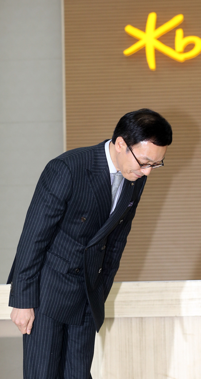 이건호(금융인/국민은행은행장)
KB Kookmin Bank CEO Lee Kun-ho apologizes for the bank’s misconduct at a news conference in Seoul on Wednesday.   Yonhap News