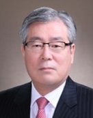 황찬현(판사/서울특별시선거관리위원회위원장)
새누리당이 민주당 등 야당이 반대하고 있는 황찬현 감사원장 후보자에 대한 인사청문 심사경과보고서의 단독 채택을 시도할 것으로 27일 알려졌다.