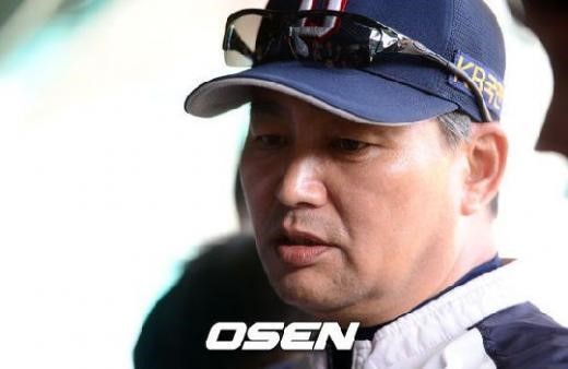 김진욱(야구감독/전야구선수)
주전급 선수들의 대거 이탈로 충격을 주고 있는 프로야구 두산 베어스가 사령탑까지 전격 교체했다.
