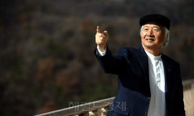 이승헌(대학총장/글로벌사이버대학교총장/국제뇌교육종합대학원대학교총장/국제뇌교육협회회장)
산자락에 얹힌 눈이 채 녹지 않았던 지난 20일 충남 천안 소재 국학원(國學院)에서 만난 이승헌(63) 글로벌사이버대학교 총장은 “오늘날 성공한 사람은 많지만 ‘얼의 신’이라고 해석할 수 있는 ‘어르신’은 그만큼 많지 않은 것 같다”며 “자기 자신의 본질에 대해 차분하게 몰두하는 명상을 바탕으로 ‘사람을 널리 이롭게 한다’는 홍익인간 정신을 되새길 필요가 있다”고 말했다.  안훈 기자/rosedale@heraldcorp.com