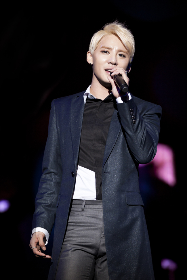 준수(김준수/가수/뮤지컬배우/JYJ)
가수 김준수가 다음달 30ㆍ31일 이틀 간 서울 잠실 실내체육관에서 단독 콘서트를 연다.김준수는 이번 콘서트에서 그동안 뮤지컬에 출연해 불렀던 곡과 솔로 1ㆍ2집 수록곡 등을 오케스트라와 라이브 밴드와 함께 선보일 예정이다.