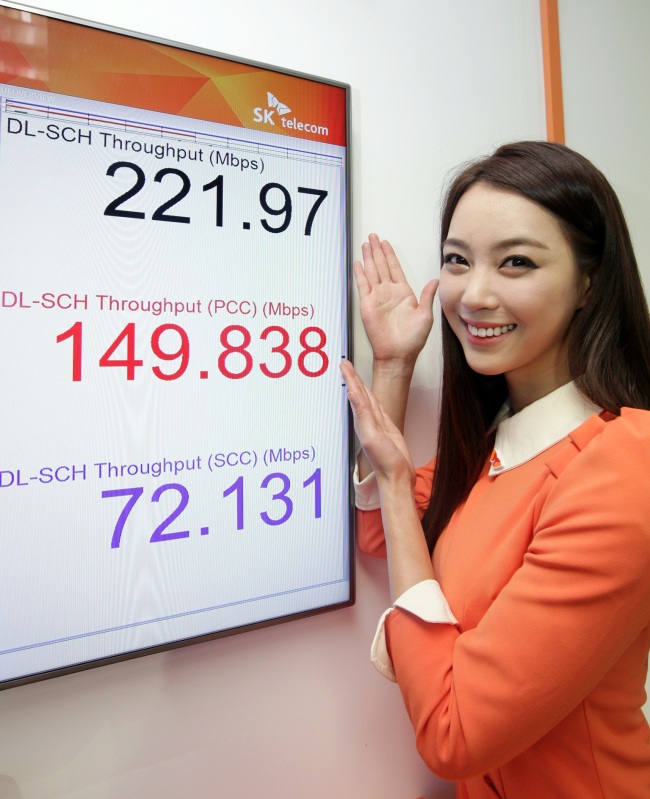 800MB 용량의 영화 한편을 내려받는 데 30초도 안 걸리는 차세대 무선통신 기술이 국내 최초로 공개됐다. 이는 LTE(롱텀에볼루션)보다 약 70%, LTE-A(롱텀에볼루션어드밴스드)보다는 약 35% 시간을 단축하는 수준. 이 기술이 내년 하반기 상용화되면 초고화질ㆍ초고용량의 모바일 콘텐츠를 더욱 편리하게 이용할 수 있게 될 전망이다.