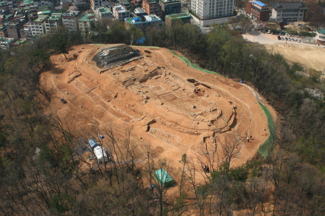 서울 광진구 아차산에서 우리나라 최초로 고구려의 해자(적의 침입을 막기 위해 성 밖을 둘러 파서 못으로 만든 곳)와 철제 깃대 등이 발견돼 고구려의 성곽 축조 기술이 새롭게 확인됐다.