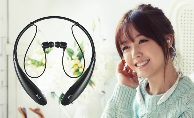 여성 아이돌 그룹 ‘걸스데이’의 멤버 민아가 ‘LG 톤 플러스‘를 착용하고 음악을 감상하고 있다. ［사진제공= LG전자］