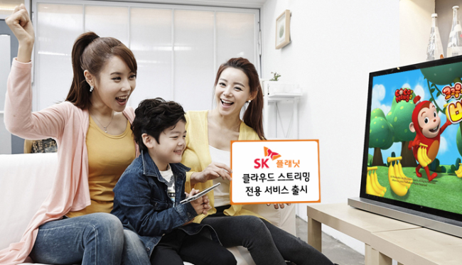 SK플래닛은 28일 클라우드 스트리밍 솔루션으로 제공할 수 있는 전용 서비스를 출시했다고 밝혔다.
SK플래닛이 독자적으로 개발한 클라우드 스트리밍이란 클라우드 서버에서 프로그램 구동 및 사용자 환경(UI) 설정 등의 주요 기능을 직접 수행한 후, 실시간으로 출력화면을 TV셋톱박스로 전송하는 가상화 기술 기반의 서비스 솔루션이다.