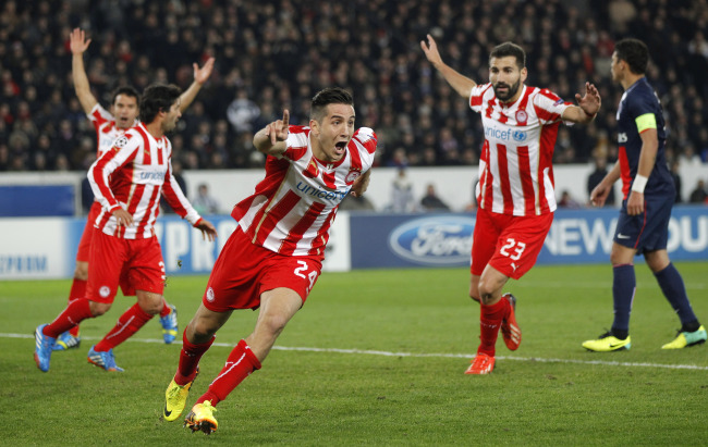 Olympiakos’ Kostas Manolas celebrates his goal against Paris Saint Germain in Paris on Wednesday.   AP-Yonhap News