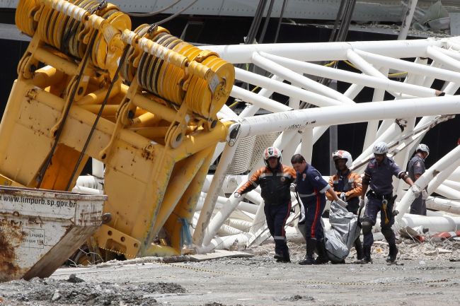 Rescuers carry the body of a worker who died after a crane fell in Sao Paulo on Wednesday.   AFP-Yonhap News