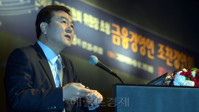 신제윤 금융위원회 위원장은 28일 오전 서울 용산구 한남동 하얏트호텔에서 금융경인 조찬간담회에 참석해 강연을 하고 있다.<br />김명섭 기자 msiron@heraldcorp.com
