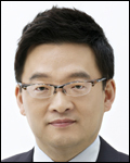 이우현(기업인/OCI사장)
OCI(010060)가 국내 최초로 개발한 진공단열재 ‘에너백(ENERVAC)’을 소외계층 이용시설에 부착해 ‘따뜻한 겨울나기’ 사회공헌 활동을 펼친다.