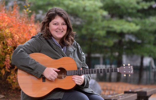 Singer-songwriter Audra Connolly poses with her tenor guitar during an interview with The Korea Herald in Ilsan, Gyeonggi Province on Wednesday.   Lee Sang-sub/The Korea Herald