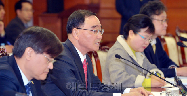 28일 오전 서울 세종로 정부 서울청사에서 열린 국가정책조정회의에서 정홍원 국무총리가 모두발언을 하고 있다.<br />김명섭 기자 msiron@heraldcorp.com
28일 오전 서울 세종로 정부 서울청사에서 열린 국가정책조정회의에서 정홍원 국무총리가 모두발언을 하고 있다.
김명섭 기자 msiron@heraldcorp.com