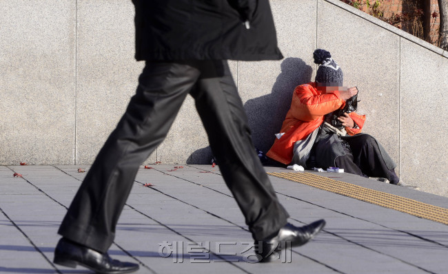 연말연시가 다가오고 있다. 각 모금행사와 기부행사등 온정의 손길이 이어지지만 노숙자들한테는 남의 이야기인 듯 하다. 28일 오전 올 들어 가장 추운 날씨를 보이고 있는 서울역 인근의 노숙자들이 헤지고 두터운 옷을 켜켜이 입고 역 주변에서 술과 빵으로 추위를 견뎌내고 있다. 박해묵 기자/mook@heraldcorp.com