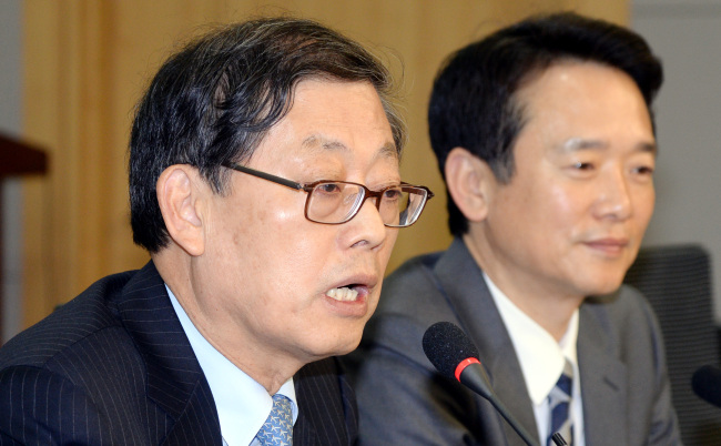 김황식 전 국무총리가 28일 오전 서울 여의도 국회 의원회관에서 대한민국국가모델연구모임 주최로 열린 조찬 세미나에서 '독일의 힘, 독일의 정치'란 주제로 강연을 하고 있다.박현구 기자phko@heraldcorp.com