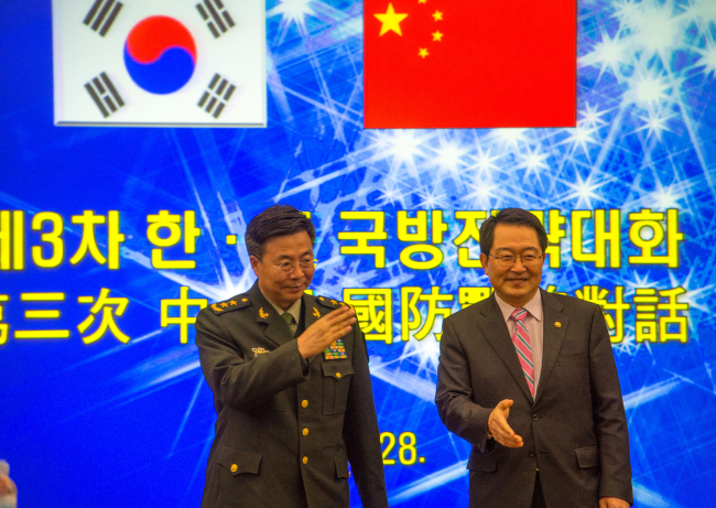 South Korean Vice Defense Minister Baek Seung-joo (right) and Wang Guanzhong, the deputy chief of general staff of the Chinese People’s Liberation Army, pose prior to their strategic defense dialogue at Seoul’s Ministry of National Defense on Thursday.   Lee Sang-sub/The Korea Herald