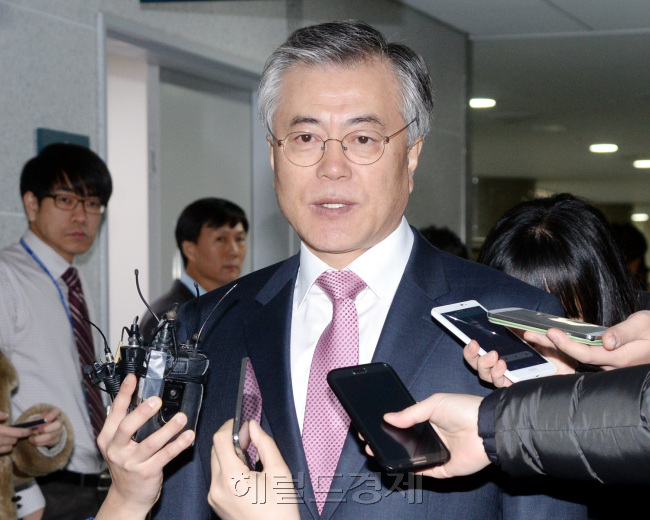 28일 문재인 의원이 시국미사에 들어가며 기자들의 질문에 답하고 있다. 박현구 기자phko@heraldcorp.com