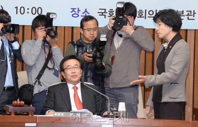 서병수(좌부터/국회의원/정당인),김영주(국회의원/민주당국회의원)
‘황찬현 감사원장 후보자 임명동의안 심사를 위한 인사청문회’에서 야당 측 간사인 김영주 의원이 서병수 위원장에게 강력히 항의하고 있다.