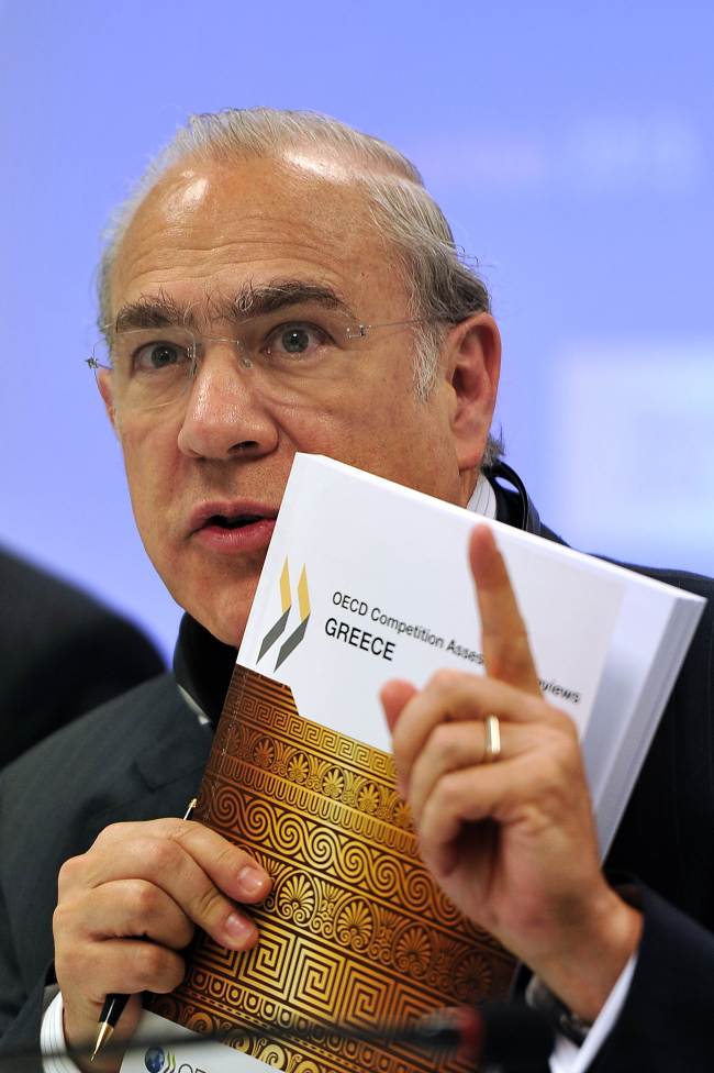 Organization for Economic Co-operation and Development Secretary-General Angel Gurria gestures as he presents the OECD Competition Assessment Reviews for Greece at the Ministry for Development in Athens on Wednesday.   AFP-Yonhap News