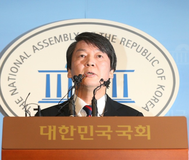 안철수(국회의원/국회)
Former independent presidential candidate Rep. Ahn Cheol-soo announced on Thursday that he would launch a new party in the coming months, potentially reshaping the political landscape currently dominated by two parties.
