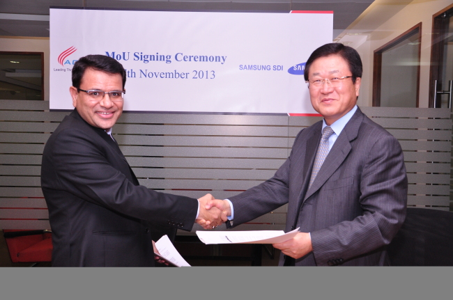 Samsung SDI CEO Park Sang-jin (right) and ACME chairman Manoj Kumar Upadhyay shake hands after signing a supply deal ACME’s main office in India on Wednesday.   Samsung SDI