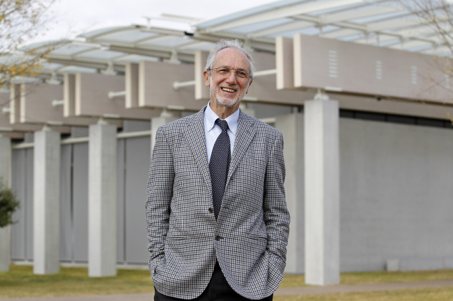 렌조피아노(RenzoPiano/건축가)
Renzo Piano poses on the lawn outside of the new Piano Pavilion at the Kimbell Art Museum in Fort Worth, Texas, Nov. 19.   AP-Yonhap News