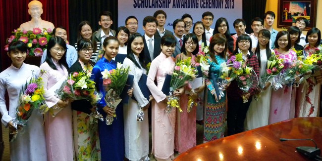 Students of Vietnam National University, Hanoi, pose with Chung Mong-gyu (fourth from left, second row), chairman of the Pony Chung Foundation, at the university Wednesday after receiving scholarships from the foundation. Hyundai Development Co.