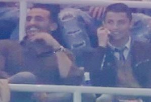 바다하리(좌부터/BadrHari/전이종격투기선수),크리스티아누호날두(CristianoRonaldo/축구선수/레알마드리드포워드)
바다하리(29·모로코)와 크리스티아누 호날두(28·레알 마드리드)가 나란히 챔피언스리그를 관람하는 모습이 포착됐다.
