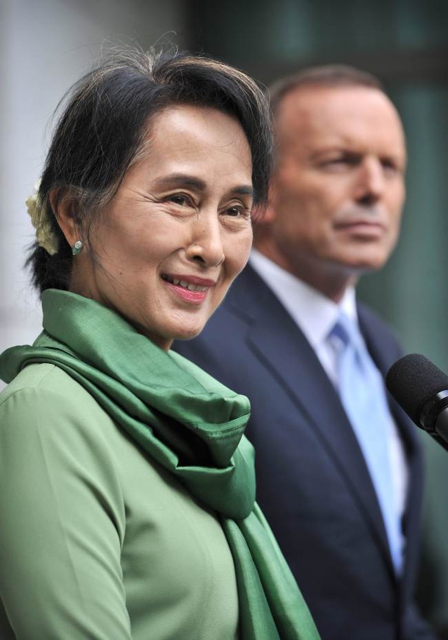 아웅산수치(좌부터/AungSanSuuKyi/정치인/민족민주동맹사무총장),토니애벗(TonyAbbott/정치인/오스트레일리아자유당대표/오스트레일리아의회하원의원/오스트레일리아총리)
SYDNEY (AFP) ― Myanmar opposition leader Aung San Suu Kyi on Thursday insisted she was no saint and no icon, saying she disliked the titles and had always seen herself as an honest politician.
