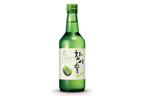 스트레스 때문에 소주와 맥주, 위스키를 섞어 마시는 ‘폭탄주’ 자리가 많으며 많은 대기업들이 술문화를 바꾸려고 노력하고 있지만 한국인들은 아직도 직장생활의 고단함을 소주로 풀고 있다고 묘사했다.