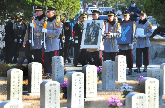 Honor guards carry the portrait of the late Lt. Gen. Chae Myung-shin, the first commander of Korean forces in the Vietnam War, during a burial ceremony at Seoul National Cemetery on Thursday. (Related story on Page 2)   Kim Myung-sub/The Korea Herald