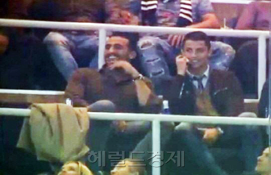 바다하리(좌부터/BadrHari/전이종격투기선수),크리스티아누호날두(CristianoRonaldo/축구선수/레알마드리드포워드)
바다하리(29·모로코)와 크리스티아누 호날두(28·레알 마드리드)가 나란히 챔피언스리그를 관람하는 모습이 포착됐다.