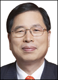 박진수(기업인/LG화학대표이사사장)
LG화학(051910) 대표이사 겸 석유화학사업본부장인 박진수<사진> 사장이 부회장으로, 기술연구원장인 유진녕 부사장이 사장으로 승진했다. 계속 되고 있는 글로벌 경기침체 등 관련 업계 안팎의 어려움 속에서도 실적 면에서 비교적 ‘선방’한 최고 경영진에게 힘을 실어주고, 급속한 개혁보다 안정에 방점을 두겠다는 뜻으로 풀이된다.